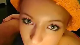 Brunette لڑکی کے سر دیتا ہے کے لئے ایک آدمی کو اس کے دوربین مخفی سکسی ایرانی ماں کے سامنے